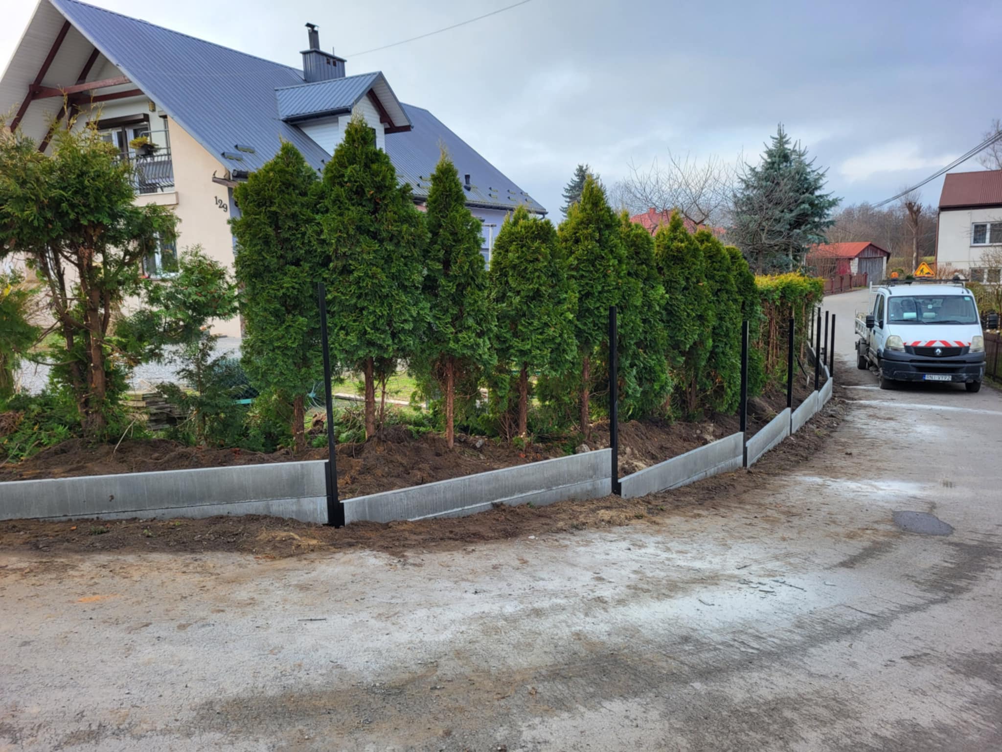 Przygotowanie pod montaż przęseł ogrodzeniowych MDS Ogrodzenia